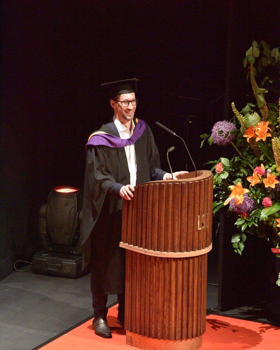 Richard Evans, LSE alumnus, delivering the 2025 graduation keynote address